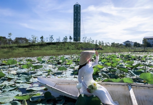 Áo dài giữa sắc sen Ecogarden
